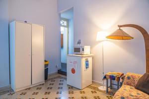 ein Wohnzimmer mit Sofa und Mikrowelle in der Unterkunft Lion Renting Metro Piramide in Rom