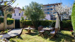 a garden with an umbrella and a table and chairs at Arbide House in Leioa