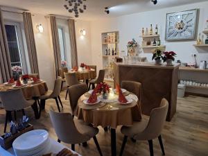 a restaurant with tables and chairs in a room at Vila Rosa in Spišský Štvrtok
