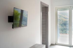 a mirror on a wall next to a window at Il Vecchio Pozzo Apartments in Ostigliano