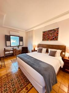 a bedroom with a large white bed in a room at Cadivó Chalé Lavras Novas in Ouro Preto