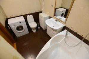 a bathroom with a sink and a toilet and a tub at СелимВсех на Шейнкмана in Yekaterinburg