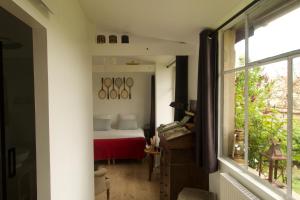 a small room with a bed and a window at LE Petit Ru 10 MN DE GIVERNY in Saint-Marcel