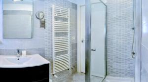 a bathroom with a sink and a shower at Villa Vista Lago con Jacuzzi e Campo Volley in Monte del Lago