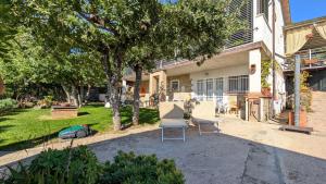 a yard with a table and a chair in front of a house at Villa Vista Lago con Jacuzzi e Campo Volley in Monte del Lago
