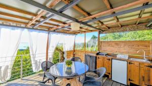 a kitchen and dining room with a table and chairs at Villa Vista Lago con Jacuzzi e Campo Volley in Monte del Lago