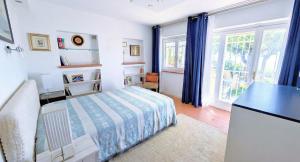 a bedroom with a bed and a desk at Villa Vista Lago con Jacuzzi e Campo Volley in Monte del Lago