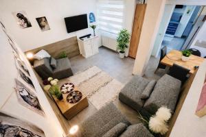an overhead view of a living room with a couch and a tv at 2 Room Galerie Einliegerwohnung in Rheinstetten, Messe Nähe, Rollstuhlfahrer geeignet in Rheinstetten