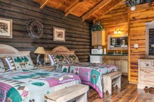 a bedroom with two beds in a cabin at Mountain View Cabins in Tellico Plains