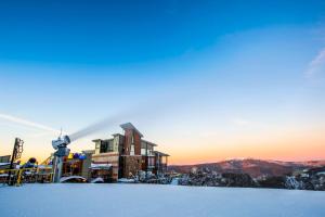 domek narciarski na szczycie pokrytej śniegiem góry w obiekcie Abom Hotel w mieście Mount Buller