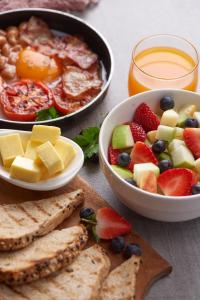 a table with two plates of food and a bowl of fruit at Estalagem De Colares in Sintra +52 photos
