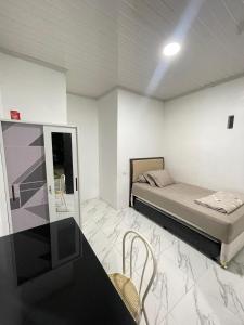 ein Zimmer mit einem Bett, einem Tisch und Stühlen in der Unterkunft Utama Lueng Bata Hotel in Luengbata
