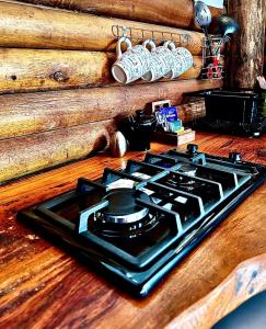 a stove top sitting on top of a wooden table at Posada del Viento in Tandil