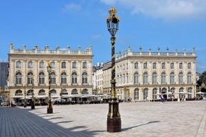 a street light in front of a large building at Charmant Duplex - Hyper Centre - 44m2 - Proche Place Stanislas in Nancy