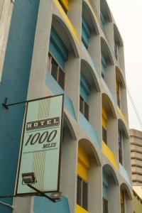 un bâtiment avec un panneau sur son côté dans l'établissement Hotel 1000 Miles, à Kuala Lumpur