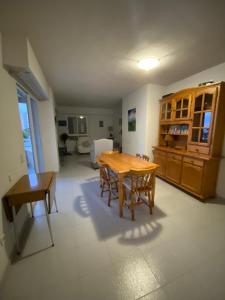 a living room with a wooden table and chairs at Urbanova apartamento in El Alted