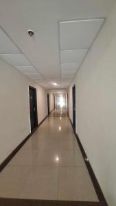 an empty hallway in an office building with a ceiling at Hotel O Daffodils in Gurgaon