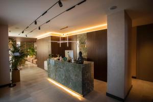 eine Lobby mit Rezeption in einem Gebäude in der Unterkunft Villa Five Hotel in Lushnjë
