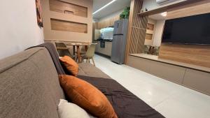 a living room with a couch and a flat screen tv at Namas 406 Niterói - perto da UFF, Barcas e Praias in Niterói