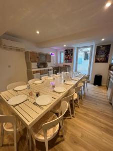 a large dining room with a long table and chairs at Arcade & Gaming Lodge in Trans-en-Provence