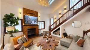 a living room with a couch and a fireplace at Blackwood Cabin Pocono in Pocono Farms East