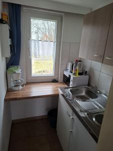a small kitchen with a sink and a window at Ferienhäuser am Mühlenberg in Alt Töplitz