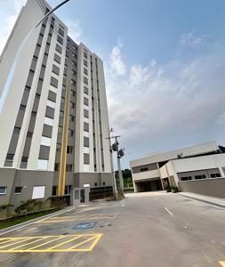 an empty parking lot in front of a building at Fátima Prime Loft + Breakfast in Extrema