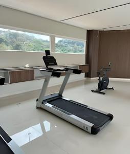 a living room with a treadmill and a table at Fátima Prime Loft + Breakfast in Extrema