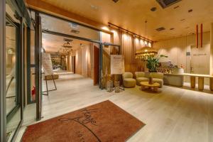 eine Ladenlobby mit einem Teppich auf dem Boden in der Unterkunft Hygge Hotel in Oppeln + 121 Fotos