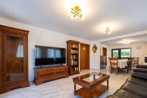 ein Wohnzimmer mit Sofa und Fernseher in der Unterkunft Arhondaric in Rucăr