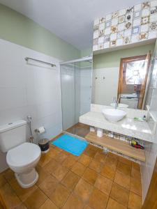 a bathroom with a toilet and a sink at Pousada Céu da Chapadha in Mucugê +66 photos