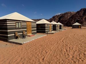 una fila di tende di lusso nel deserto di Milky Way Nights Camp a Wadi Rum
