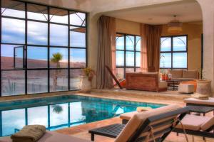 ein Wohnzimmer mit Schwimmbad und Fenstern in der Unterkunft The Ranch Resort in Marrakesch + 70 Fotos