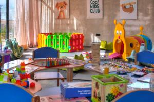 ein Kinderspielzimmer mit Tischen und Spielzeug in der Unterkunft The Ranch Resort in Marrakesch