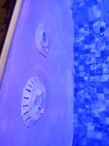 two buttons on the side of a swimming pool at Jacuzzi XXL avec La Rouyonnaise in Tinténiac