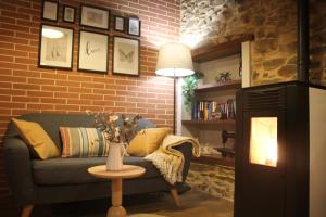 a living room with a couch and a table at MINI PICONEIRO II in Pravia