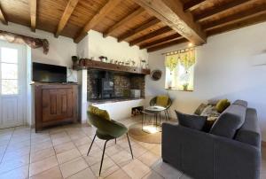 ein Wohnzimmer mit Sofa und Kamin in der Unterkunft Atchouetos in Aramits