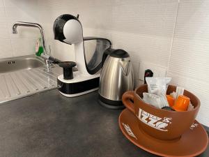 a coffee pot sitting on a counter next to a mixer at CASA NO-MA in centro storico in Marsala