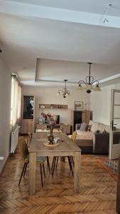 a living room with a table and a bed at Daisy in Užice