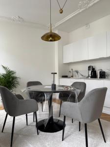 a dining room with a table and chairs at La suite du parc 2 in Nancy