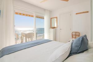 a bedroom with a bed and a view of the ocean at Wohnung Rio in Calpe