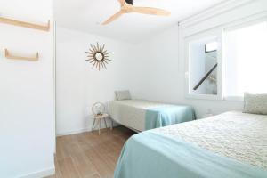 a bedroom with two beds and a ceiling fan at Wohnung Rio in Calpe +3 photos