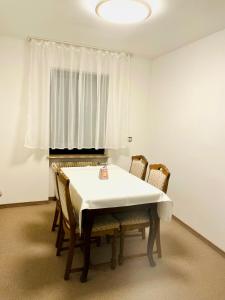 ein Esszimmer mit Tisch und Stühlen und einem Fenster in der Unterkunft Alexa in Eußenheim + 12 Fotos