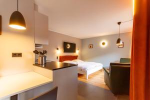 a hotel room with a kitchen and a bedroom at Rurtal de luxe in Simmerath