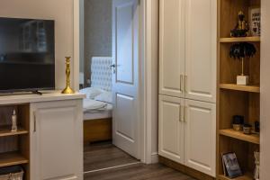 a living room with a tv and a door with a television at Apartament de lux central in Satu Mare +2 photos