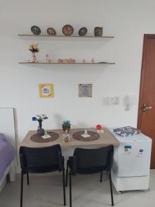 eine Küche mit einem Tisch und zwei Stühlen in der Unterkunft Flat da Lua in Viçosa