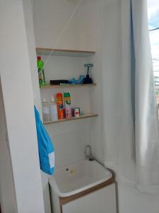 ein Badezimmer mit Waschbecken und Toilette in der Unterkunft Flat da Lua in Viçosa