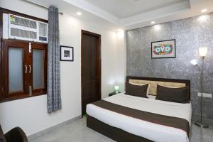 a bedroom with a large bed in a room at Hotel O The Signature inn in Indirapuram