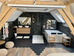 a bathroom with a sink and a bath tub at Cocon de Fontaine in La Madeleine-de-Nonancourt