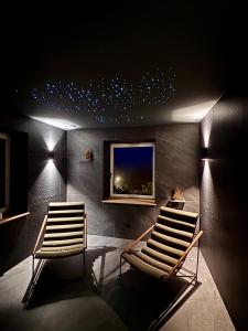 two lounge chairs in a room with a television at Chez Eugénie et Alphonse in Niedermorschwihr